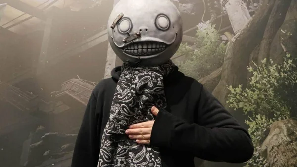 Le créateur Yoko Taro photographié en extérieur avec son masque signature