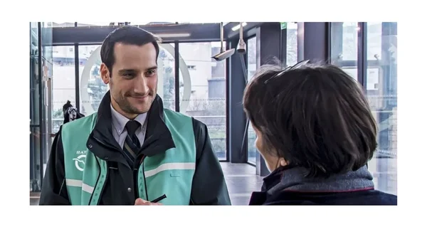 Un agent RATP en discussion avec une usagère dans une station.