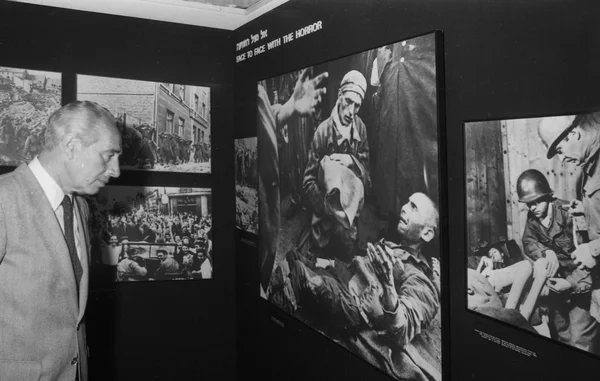 Le Premier ministre Shimon Peres visite l'exposition « Return to Live » au musée de la Diaspora Beit Hatfutzot.