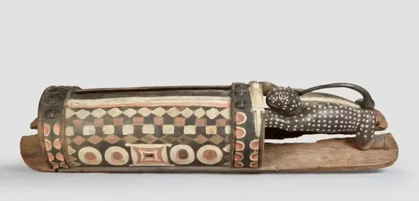 La France restitue officiellement le tambour parleur Djidji Ayôkwé à la Côte d’Ivoire.