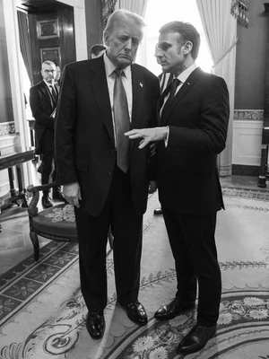Le président Donald Trump accueille une réunion bilatérale avec le président français Emmanuel Macron, lundi 24 février 2025, dans le Bureau ovale. (Photo officielle de la Maison Blanche par Daniel Torok)