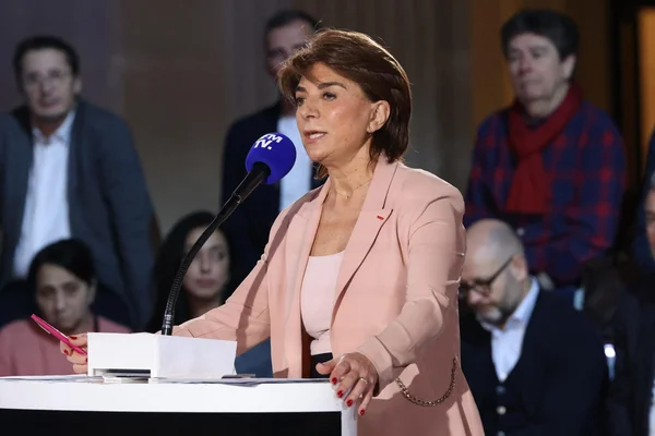 Martine Vassal à un micro TVN lors d'une réunion publique ou éditoriale