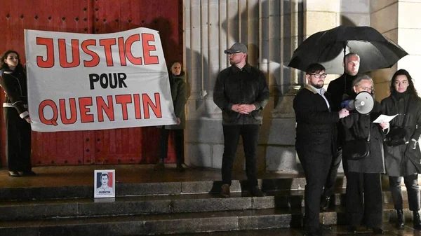 Un rassemblement en hommage à Quentin Deranque à Nantes avec une banderole Justice pour Quentin.