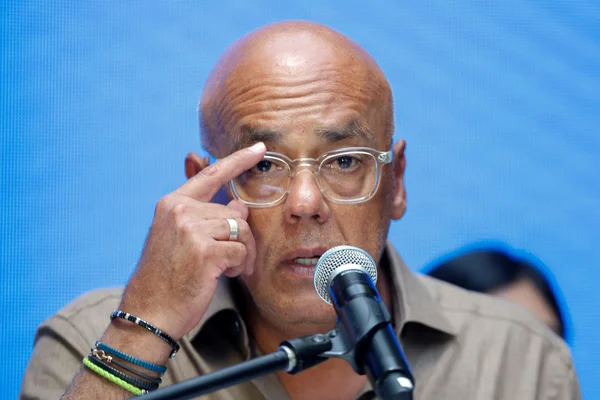 Un responsable s'exprime devant la presse concernant la libération de prisonniers à Caracas