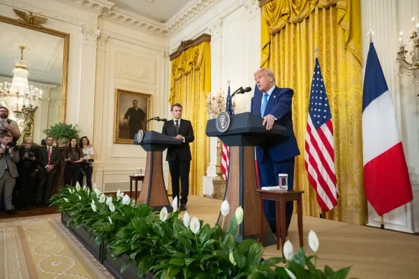 Le président Donald Trump accueille une réunion bilatérale avec le président français Emmanuel Macron, lundi 24 février 2025, au bureau ovale. (Photo officielle de la Maison Blanche par Daniel Torok)