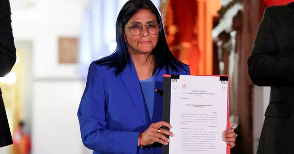 Responsable politique présentant le texte officiel de l'amnistie au Venezuela