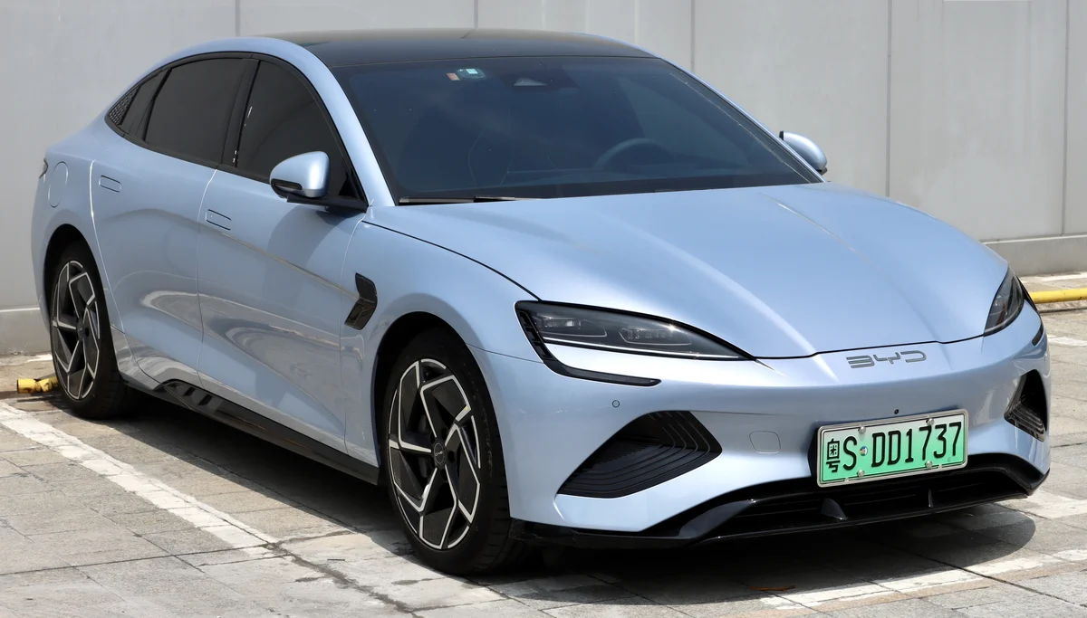 ​一輛來自東莞（粤S牌）的比亞迪海豹，拍攝於中國廣東省深圳市羅湖區