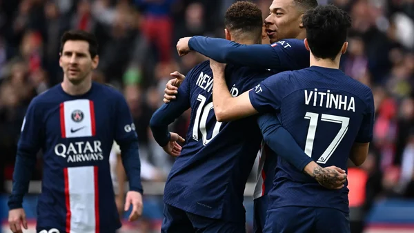 Joueurs du Paris Saint-Germain célèbrent sur le terrain, dont Vitinha (17)
