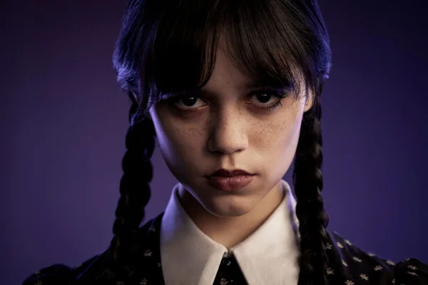 Jenna Ortega dans le rôle de Wednesday Addams, la série événement de Tim Burton sur Netflix.