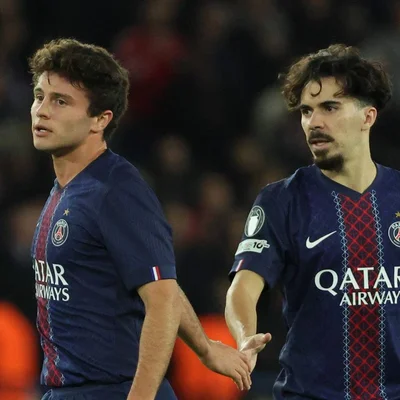 João Neves et un coéquipier interagissent lors d'un match au PSG
