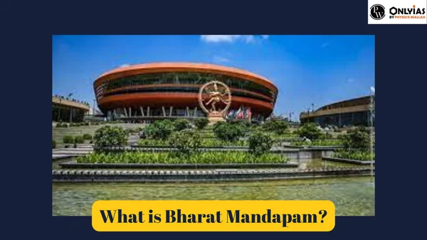 Le Bharat Mandapam, le lieu emblématique du sommet de l'IA, avec la statue de l'Ashoka Chakra au premier plan.