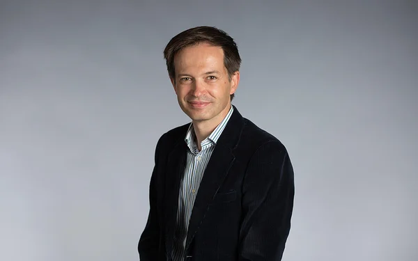 Pierre-Yves Bournazel en blazer de velours devant un fond gris.