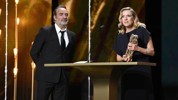 Un vainqueur César 2026 tenant sa statuette et parlant au micro sur un podium.