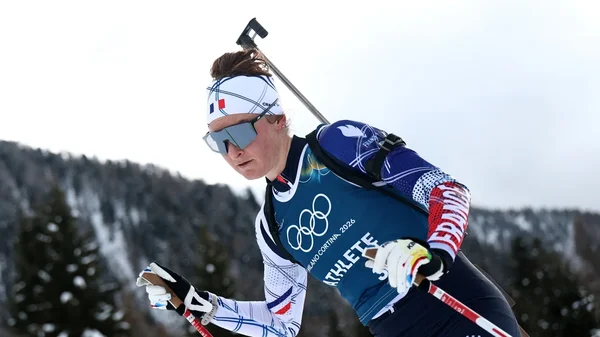 Biathlète français en compétition portant un bandeau aux couleurs du drapeau aux JO 2026.