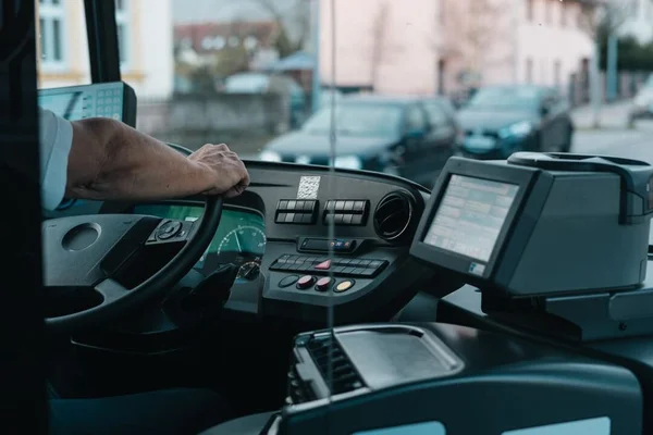 Poste de conduite d'un bus RATP avec tableau de bord moderne.