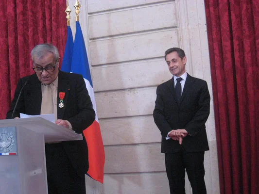 Nicolas Sarkozy remettant la médaille d'Officier de la Légion d'honneur à Arsène Tchakarian le 7 mars 2012