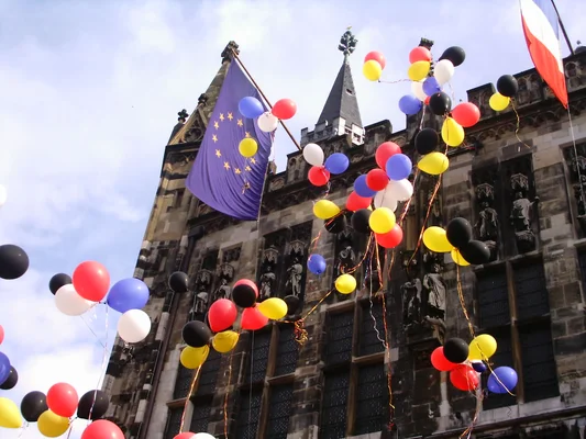 L'hôtel de ville d'Aix-la-Chapelle avec des drapeaux de l'UE et de la France