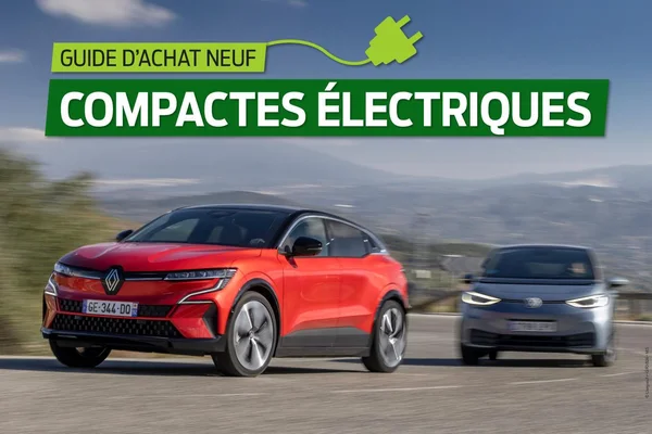 Une voiture électrique compacte rouge garée sur un parking extérieur moderne sous un ciel bleu nuageux