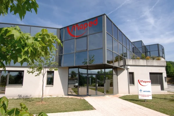 Le siège de Maped affiche son logo rouge à l'entrée des bureaux.