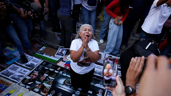 Une manifestante expressive au centre d'une foule de protestataires.