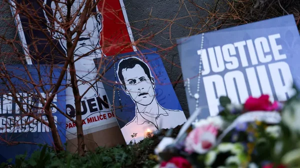 Pancartes et portraits lors de l'hommage à Quentin Deranque à Lyon