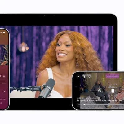 Une tablette et deux smartphones affichant une vidéo d'une femme parlant dans un micro.
