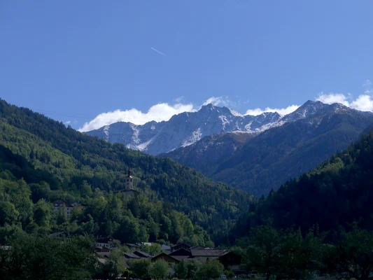 Randonneurs sur une crête alpine au dessus d'un lac dans le parc de la Vanoise