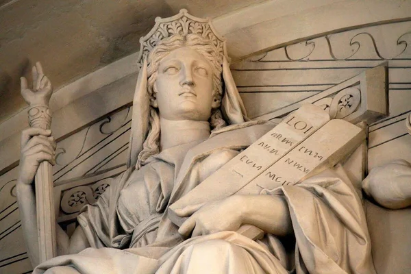 Allégorie de la Justice dans un palais de justice