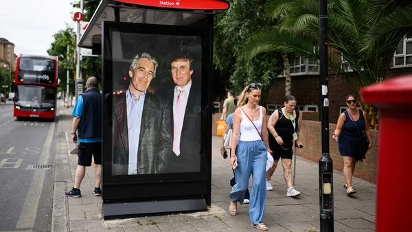 Affiche à un arrêt de bus montrant Jeffrey Epstein comme sceptique du changement climatique.