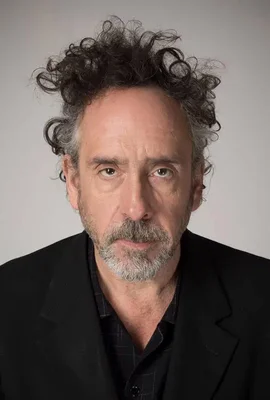Portrait officiel de Tim Burton, le réalisateur fétiche aux commandes de la série.