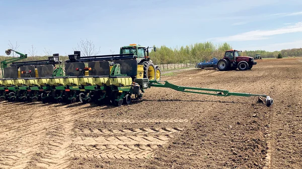Les semis 2024 seront marqués par une baisse du coût de certains engrais et par un prix des grains plus faible. Photo : Martin Ménard/Archives TCN