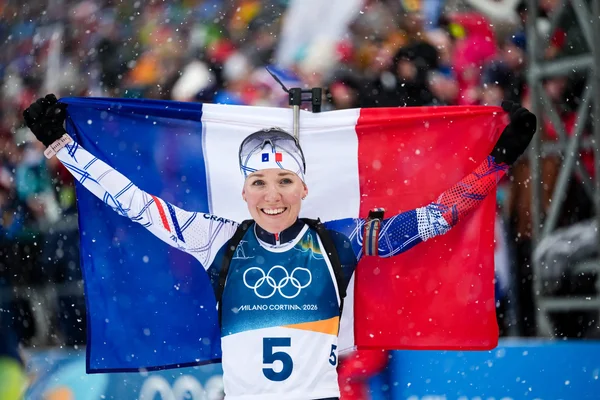 Océane Michelon fête son titre olympique avec le drapeau tricolore