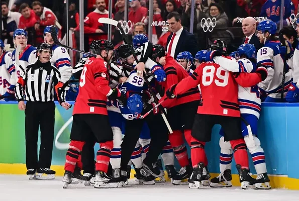 Joueurs de hockey impliqués dans une bagarre sur la glace pendant un match des JO 2026.