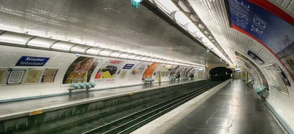 Le quai de la station de métro Réaumur Sébastopol à Paris.