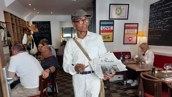 Ali Akbar dans un restaurant parisien, en juin 2025 (AGATHE MAHUET / FRANCEINFO / RADIO FRANCE)
