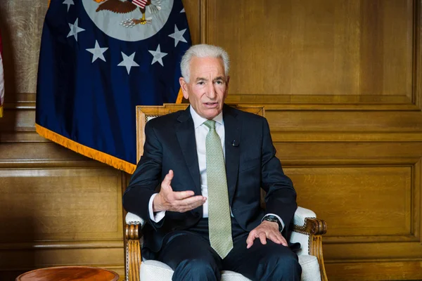 Charles Kushner s'exprimant sur les limites de la liberté de parole d'un ambassadeur.