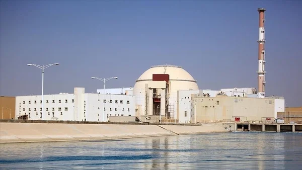 Photographie de la centrale nucléaire de Bouchehr en Iran, avec un bâtiment du réacteur en forme de dôme.
