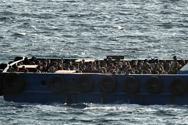 Embarcation surchargée de migrants traversant la Méditerranée