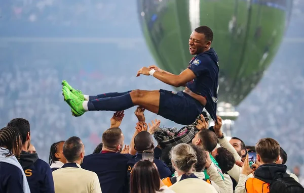 Kylian Mbappé célébrant un trophée avec son équipe du PSG