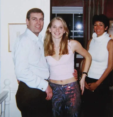 Le prince Andrew posant avec Virginia Giuffre et Ghislaine Maxwell, image centrale des allégations.