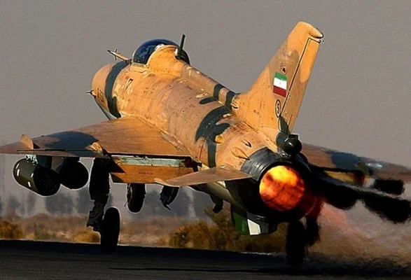 Un avion de chasse des forces aériennes iraniennes en phase de décollage avec post-combustion