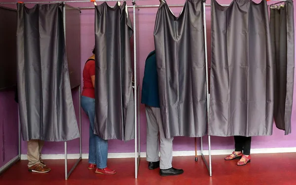 Instauré dès 1857 par les Australiens, le passage par l’isoloir sera en France l’enjeu d’âpres et longs débats. Tout comme l’usage de l’enveloppe, obligatoire depuis 1914.