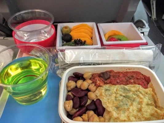 Visual comparison between standard and premium economy meals on Air France