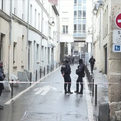La rue devant le siège national de La France Insoumise barricadée par les forces de l'ordre.