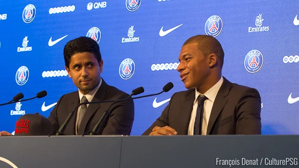 Conférence de presse du PSG avec deux hommes en costume