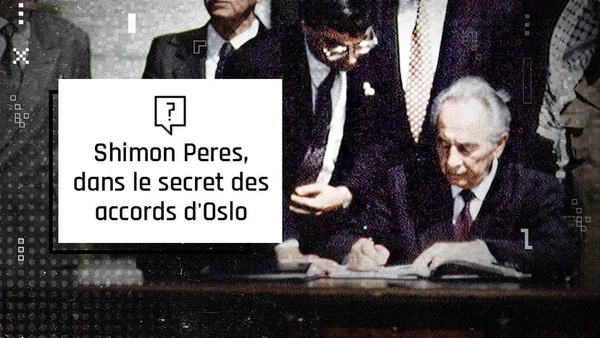 Shimon Peres lors des accords d'Oslo, le 13 septembre 1993, devant le&nbsp;leader palestinien Yasser Arafat,&nbsp;le Premier