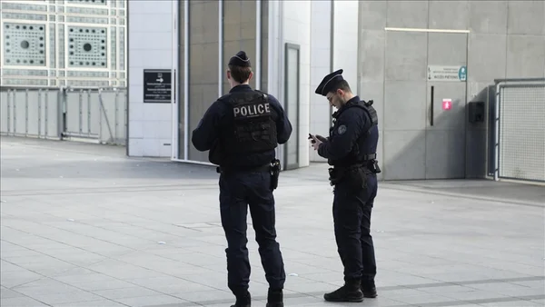 Des policiers en uniforme à Paris lors des investigations sur l'affaire Epstein.