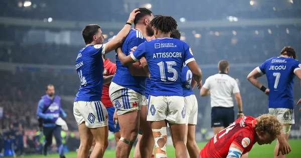 Les joueurs du XV de France célèbrent leur victoire sur le terrain face à l'Italie.