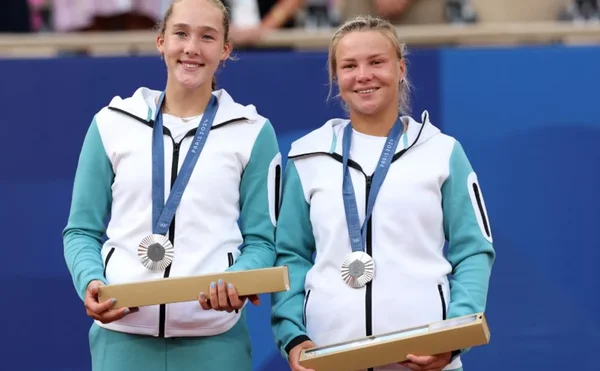 Mirra Andreeva et Diana Shnaider, sur le podium sous la bannière des « athlètes individuels neutres »