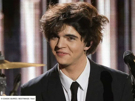 Sam Sauvage en costume cravate après son sacre aux Victoires